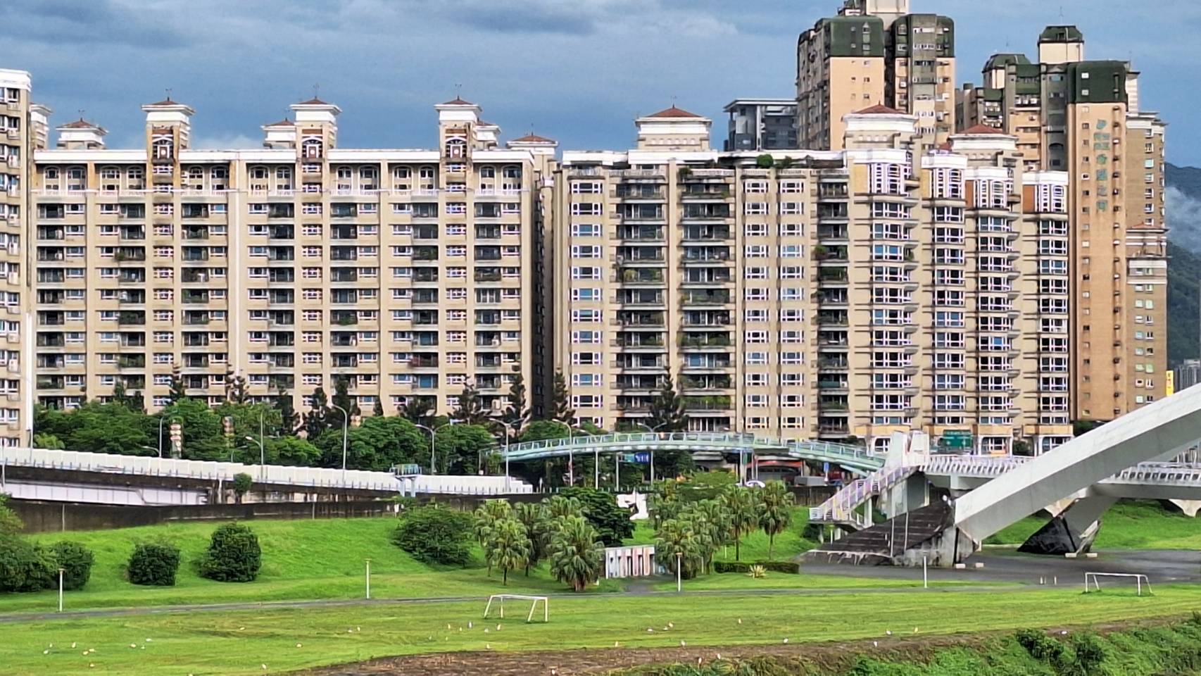 湯泉美地社區-實價登錄、成交行情-新店央北重劃區-新店區溪園路，總樓高14樓，共1260戶